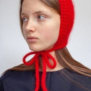 Jeune femme portant une cagoule en angora rouge