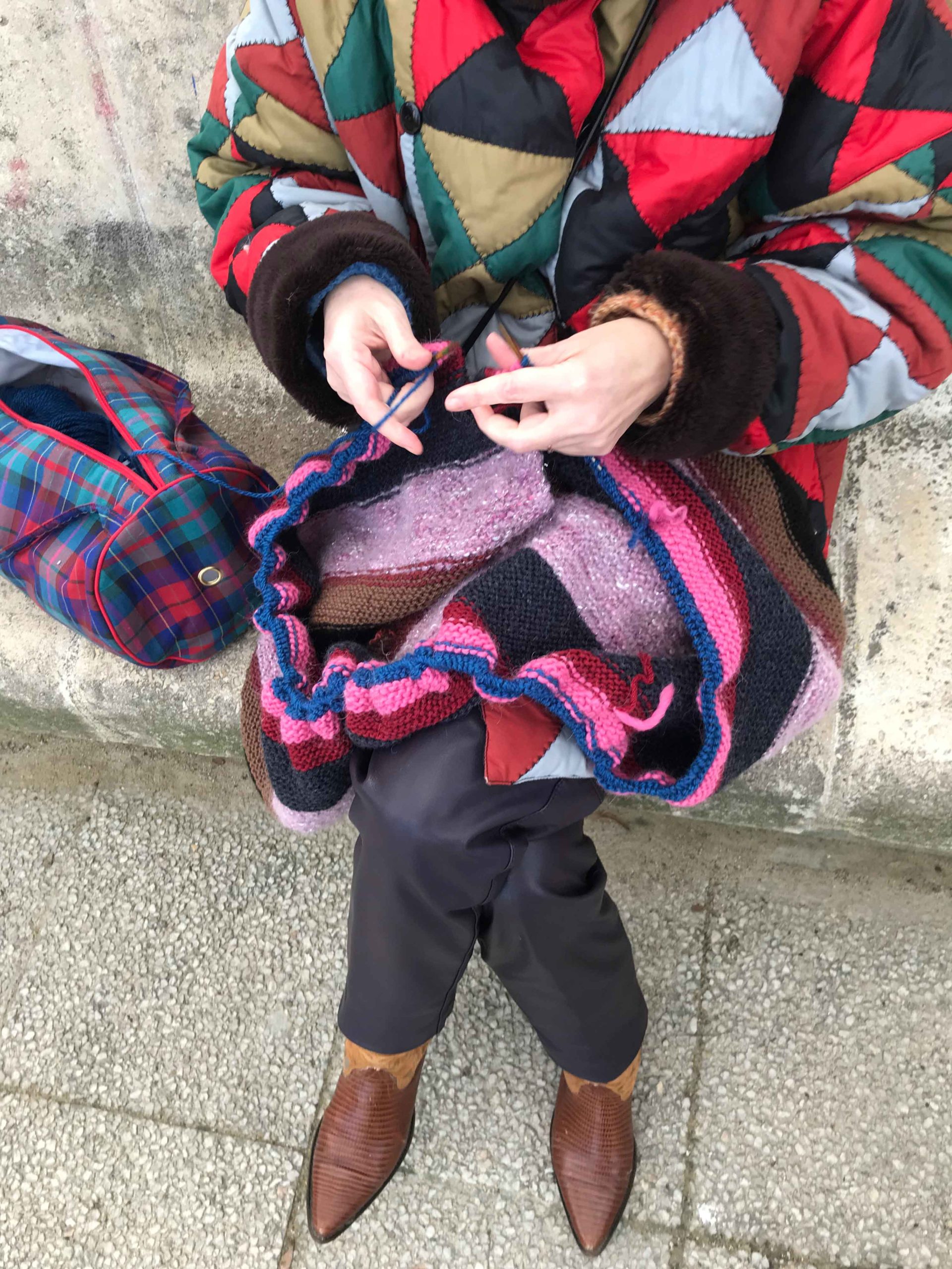 Aude le Maout, fondatrice de toison, en train de tricoter une couverture faite de pelotes de laines vintages. Artisanat Paris