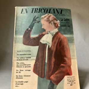 Revue féminine ancienne, En tricotant lisez