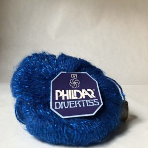 pelote de laine duveteuse bleue