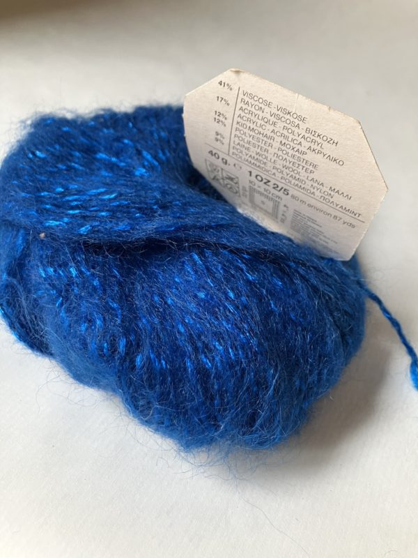 Gros plan d'une pelote de laine duveteuse bleue